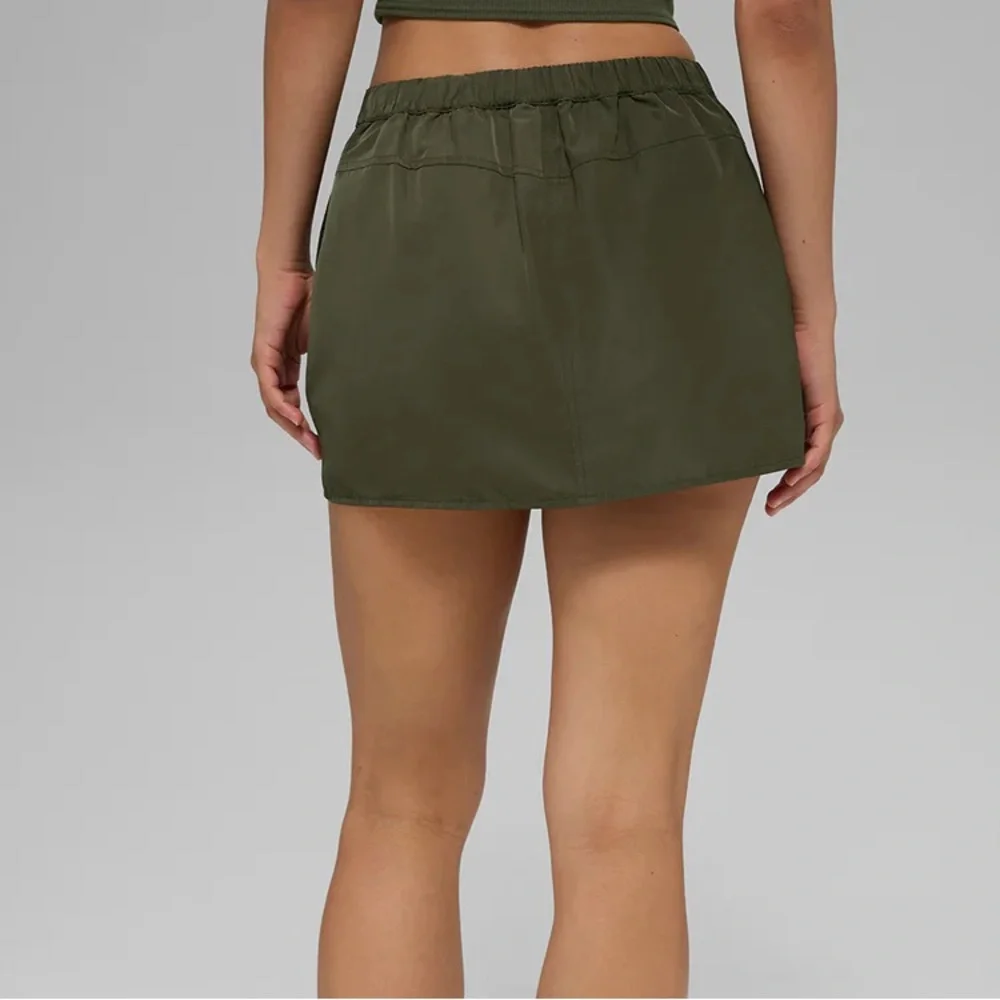 ALO Yoga nwt Work It Mini Skirt green olive XS